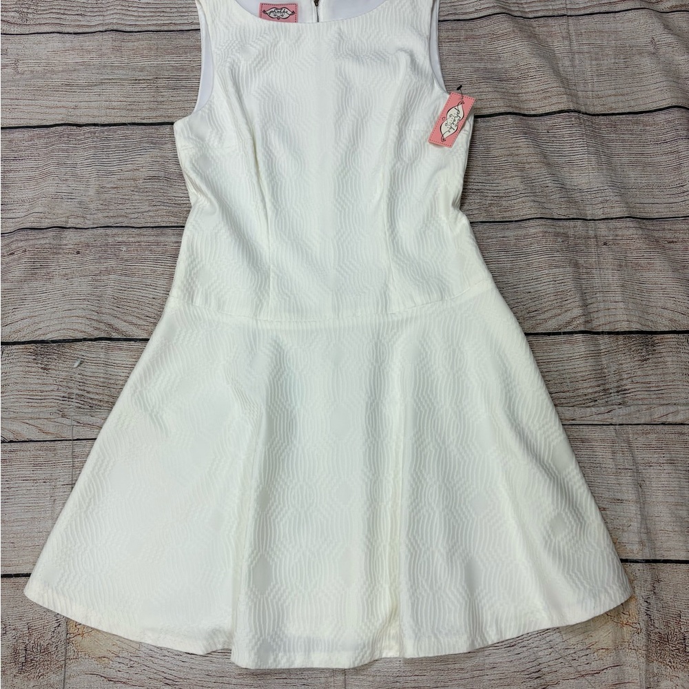 NWT Phoebe Couture Cream short sleeve drop waste zips up back dress size 10